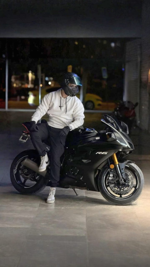 كيفية إنشاء صورة سينمائية واقعية لراكب دراجة نارية في مدينة ليلية باستخدام Gemini